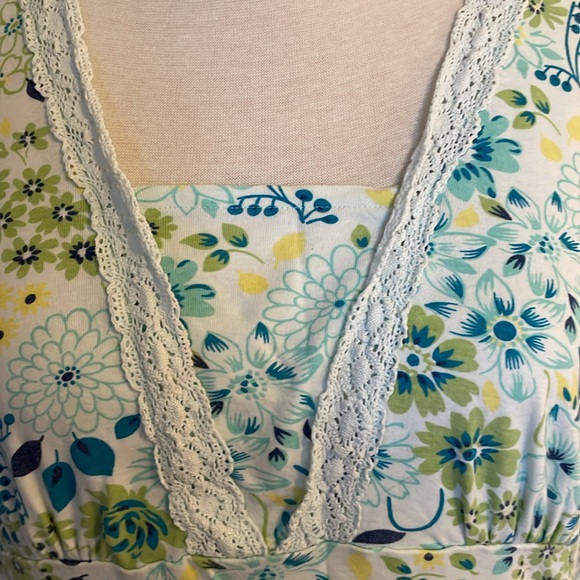 Walmart- Sleeveless top V-Neck in Green/Blue Flowered design. Plus size 1X. - Picture 2 of 6